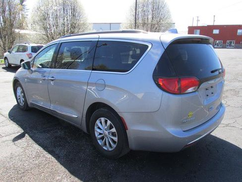 Used 2017 Chrysler Pacifica Touring-L FWD image 5