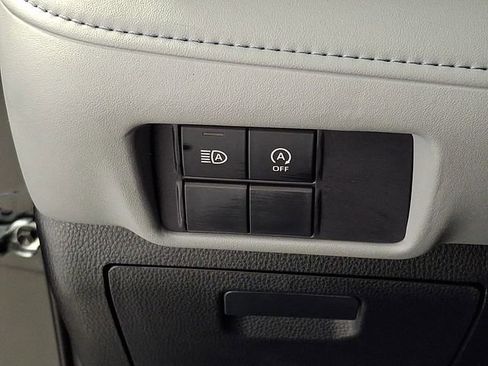 Used 2023 Toyota Highlander L image 25