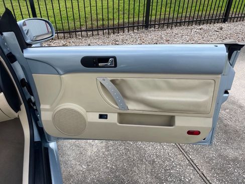 Used 2010 Volkswagen Beetle Convertible image 23