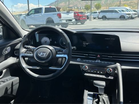 Used 2025 Hyundai Elantra SEL FWD image 23