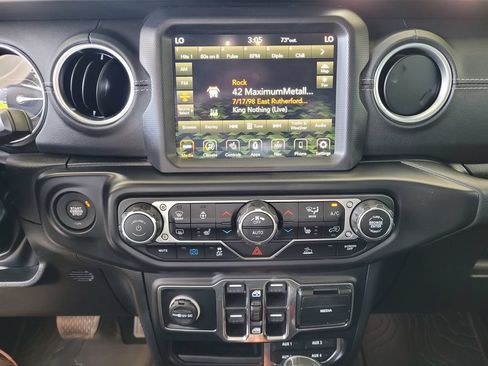 Used 2023 Jeep Wrangler Unlimited Sahara w/ Cold Weather Group AWD/4WD image 10