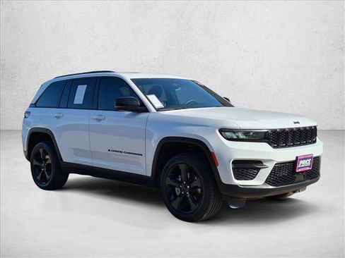 Used 2023 Jeep Grand Cherokee Altitude AWD/4WD image 3