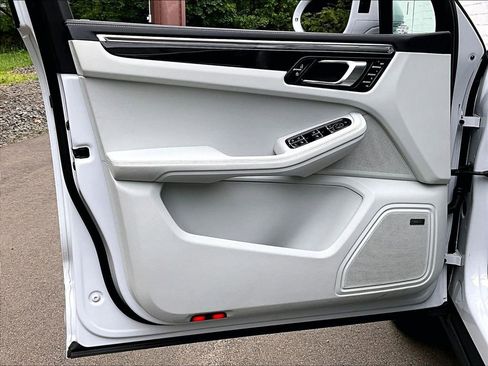 Certified 2025 Porsche Macan S AWD/4WD image 28