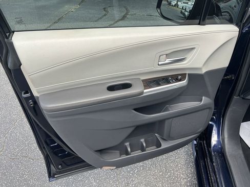 Used 2023 Toyota Sienna XLE FWD image 14