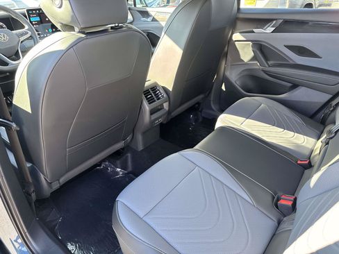 New 2026 Volkswagen Tiguan SE FWD image 10