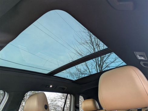 Used 2022 Volkswagen Tiguan SE image 15