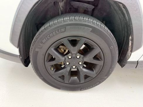 Used 2021 Toyota RAV4 LE FWD image 7