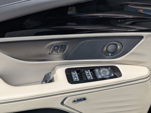 Used 2025 Lincoln Nautilus Reserve AWD/4WD image 11