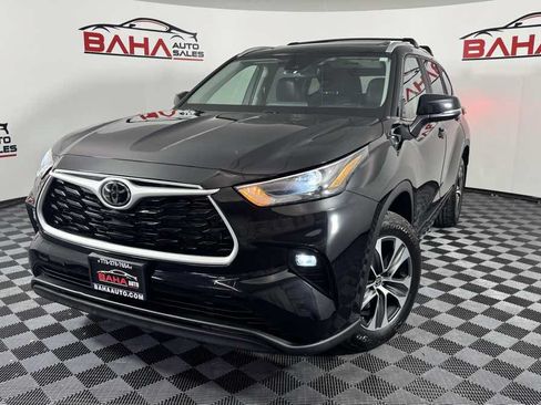 Used 2023 Toyota Highlander XLE AWD/4WD image 2