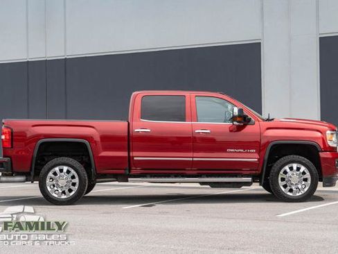 Used 2019 GMC Sierra 2500 Denali w/ Duramax Plus Package AWD/4WD image 11