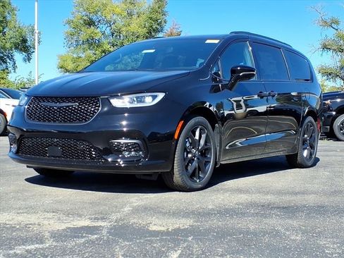 New 2026 Chrysler Pacifica Select image 2