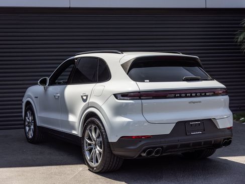 Certified 2024 Porsche Cayenne AWD/4WD image 3