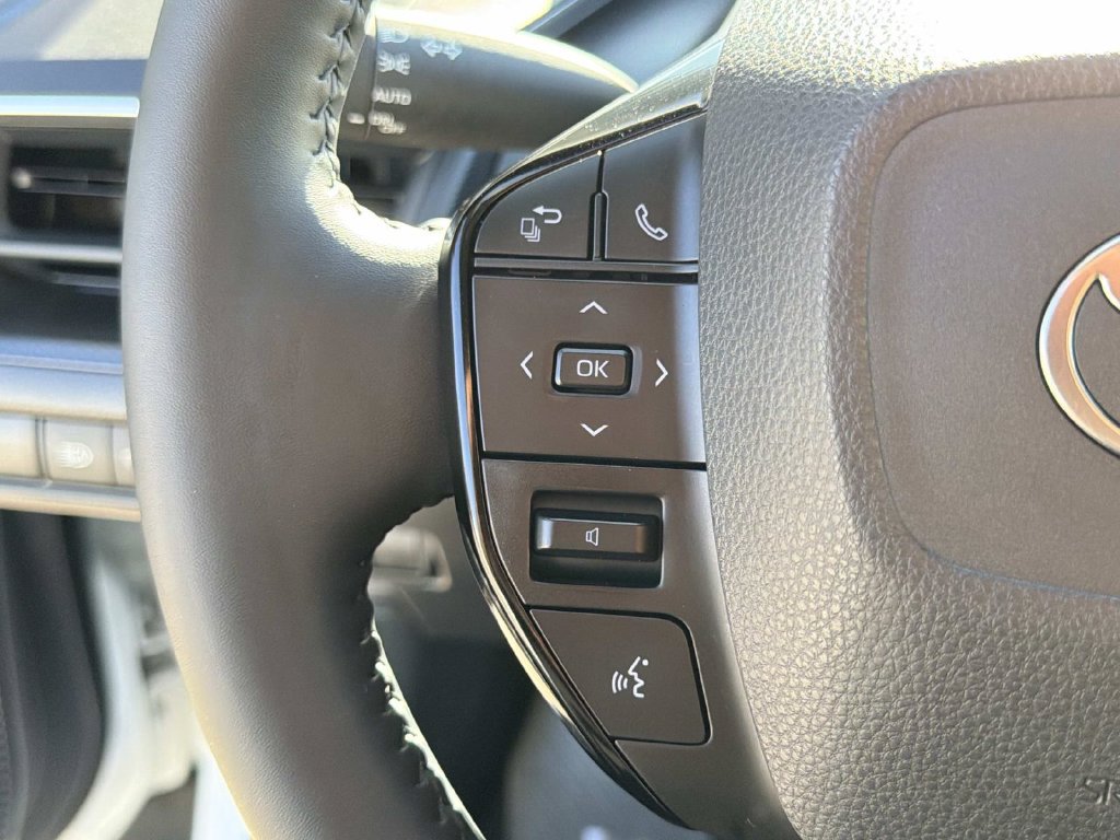 Used 2025 Toyota Prius FWD image 17