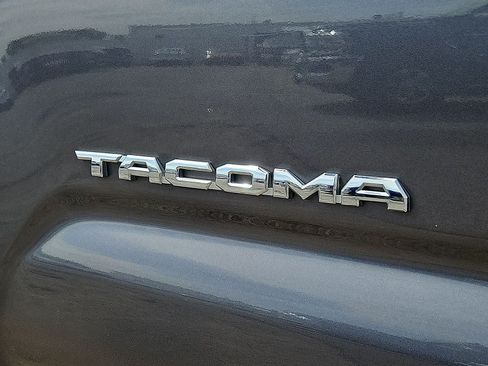 Used 2018 Toyota Tacoma TRD Off-Road AWD/4WD image 35