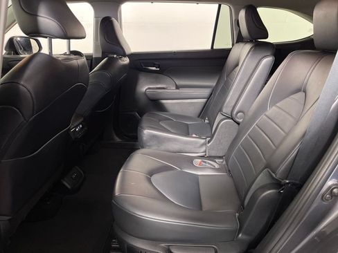 Used 2022 Toyota Highlander XLE FWD image 13