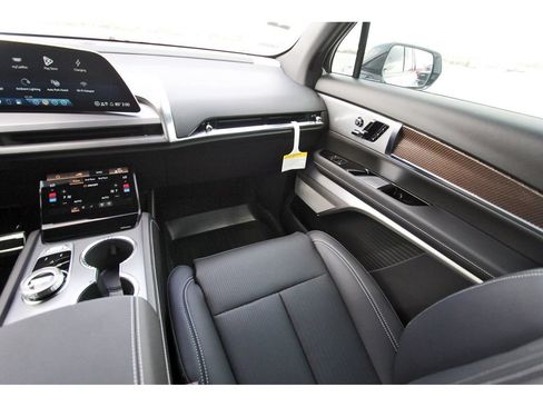 New 2027 Cadillac Vistiq Luxury AWD/4WD image 10