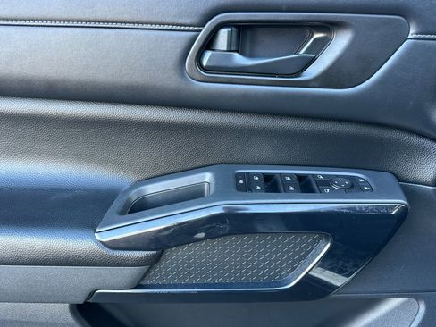 Used 2024 Nissan Pathfinder SV image 11