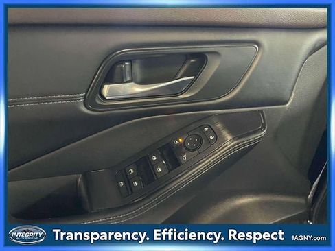 Used 2023 Nissan Rogue SV w/ SV Premium B Package image 17