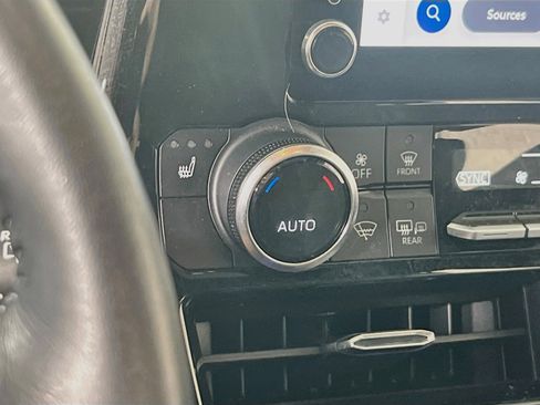 Used 2023 Toyota Highlander XSE AWD/4WD image 19