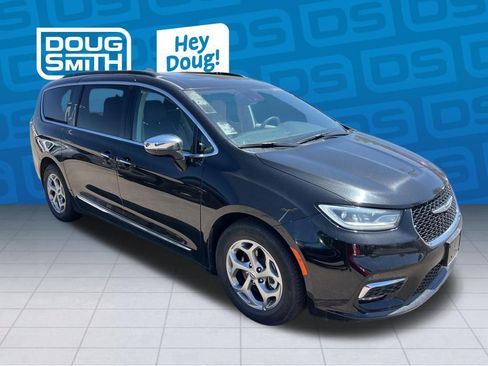 Used 2023 Chrysler Pacifica Limited FWD image 7