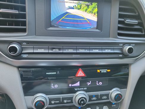 Used 2020 Hyundai Elantra SE FWD image 17