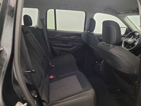 Used 2023 Jeep Grand Cherokee Laredo AWD/4WD image 19