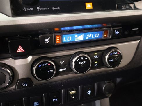 Used 2016 Toyota Tacoma Limited w/ Towing Package image 7