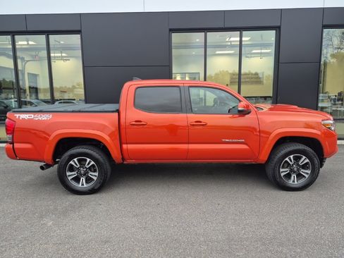 Used 2017 Toyota Tacoma TRD Sport image 5