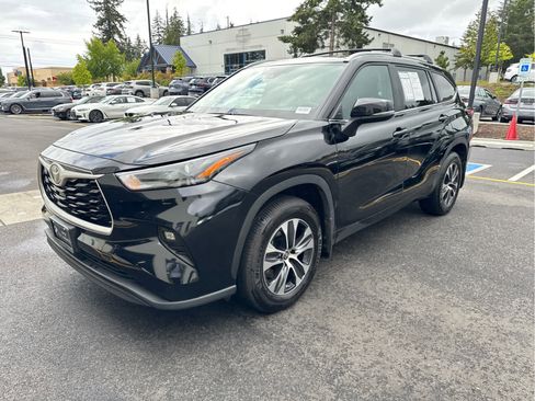 Used 2024 Toyota Highlander XLE AWD/4WD image 3