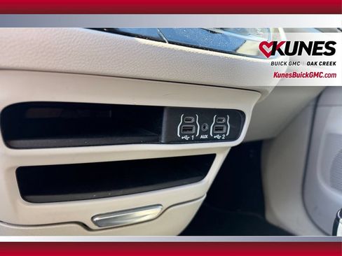 Used 2023 Chrysler Pacifica Touring-L FWD image 32