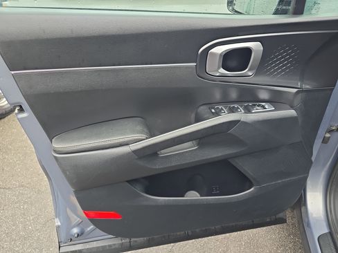 Used 2023 Kia Sorento LX image 17