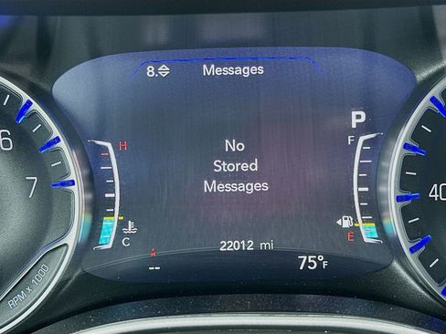 Used 2025 Chrysler Pacifica Select image 17