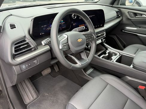 Used 2025 Chevrolet Traverse LT w/ Driver Confidence Package FWD image 11