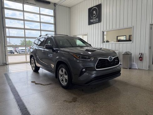 Used 2021 Toyota Highlander LE AWD/4WD image 9