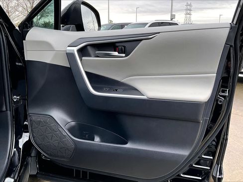 Used 2025 Toyota RAV4 XLE image 20