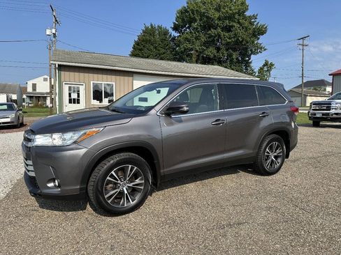 Used 2019 Toyota Highlander Plus AWD/4WD image 1