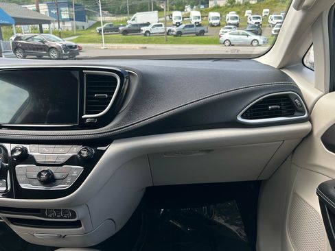 Used 2023 Chrysler Pacifica Touring-L FWD image 27
