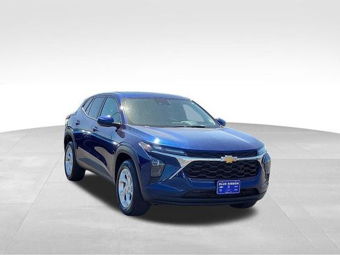 Used 2024 Chevrolet Trax LS w/ LS Convenience Package FWD image 1