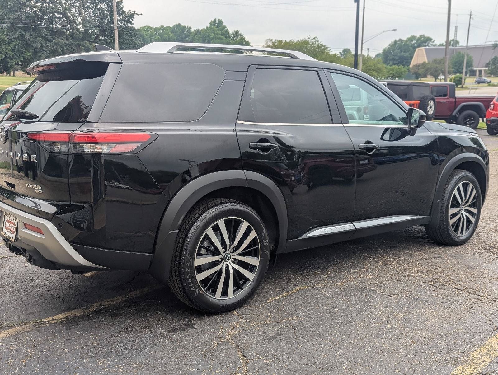 Used 2023 Nissan Pathfinder Platinum w/ Cargo Package AWD/4WD image 16