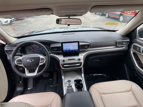 Used 2022 Ford Explorer XLT w/ Equipment Group 202A image 10