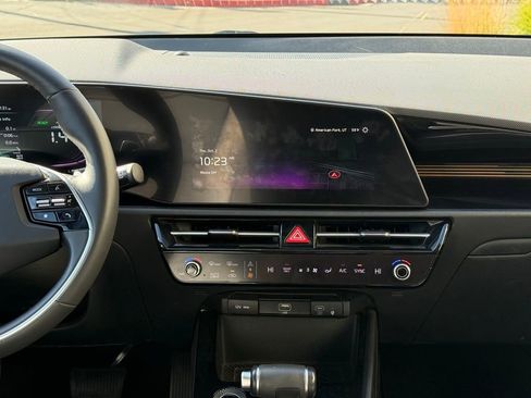 Used 2023 Kia Niro SX image 11