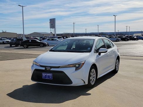 Used 2025 Toyota Corolla LE image 2