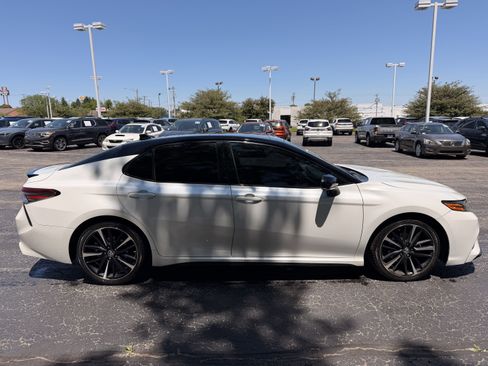 Used 2018 Toyota Camry XSE FWD image 2