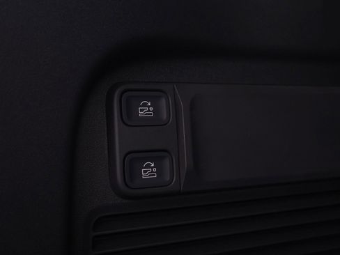 Used 2025 Rivian R1S Premium image 12