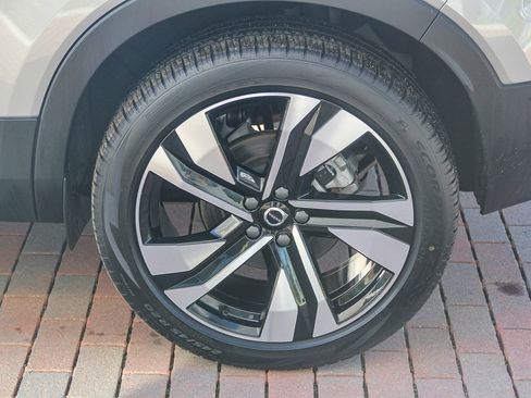 Used 2025 Volvo XC40 B5 Plus image 6