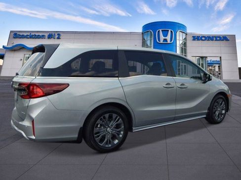 New 2026 Honda Odyssey Touring image 5