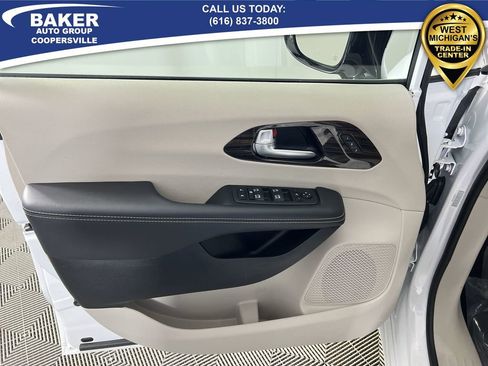 Used 2024 Chrysler Pacifica Limited image 23