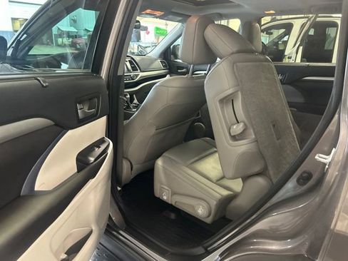 Used 2016 Toyota Highlander XLE FWD image 18
