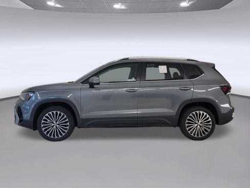 Used 2025 Volkswagen Taos SE FWD image 2