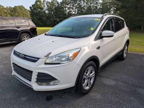 Used 2016 Ford Escape SE w/ Equipment Group 201A FWD image 2